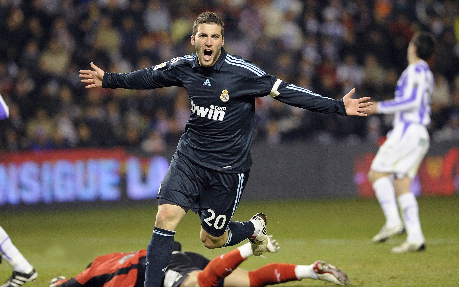 九游游戏中心-狼队多点开花，莫利纽球场争取连胜，狼村莫利纽主场