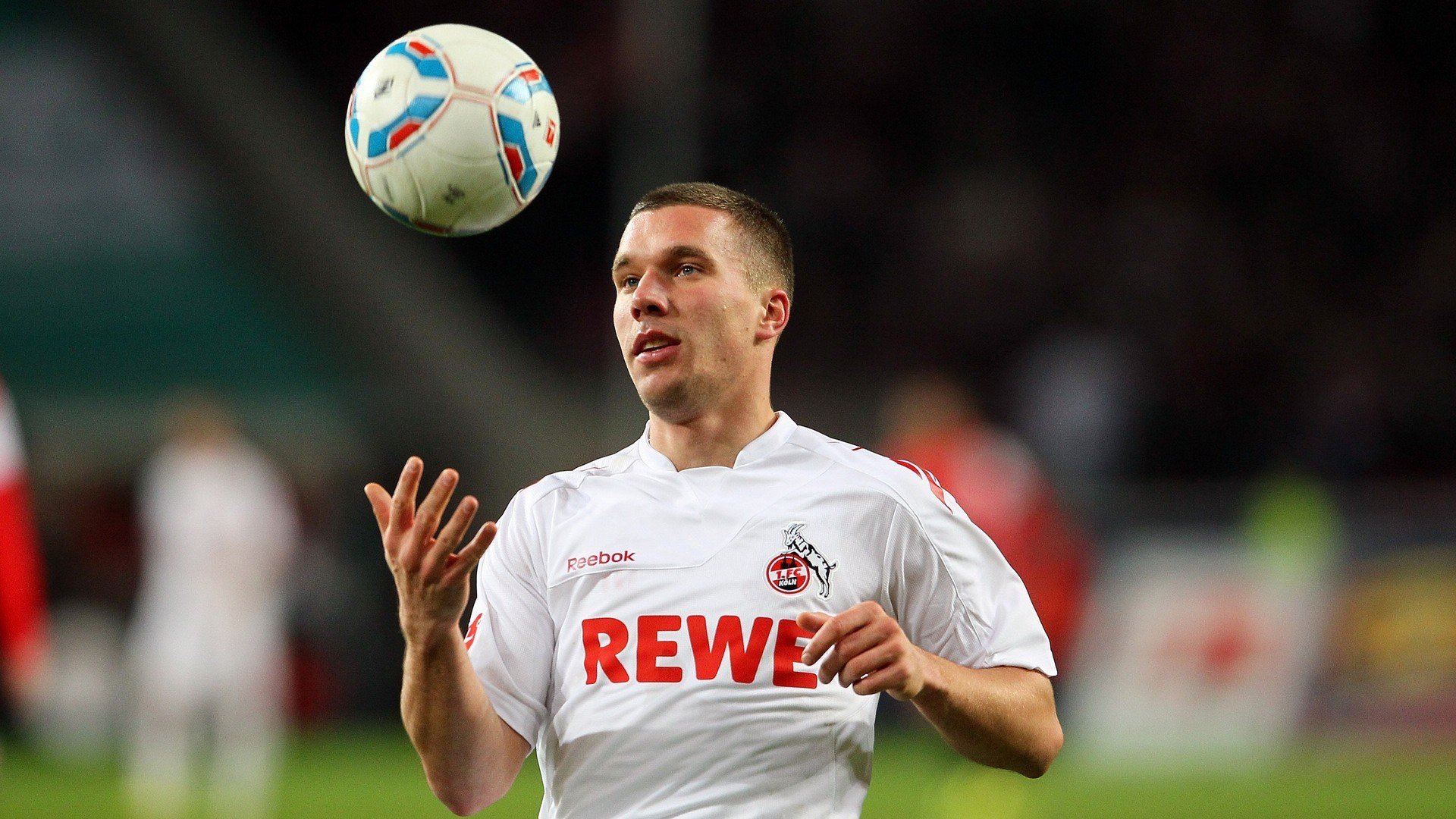 紧张足球比赛中球队士气高昂,取得胜利,紧张激烈的校际足球对抗赛结束之后